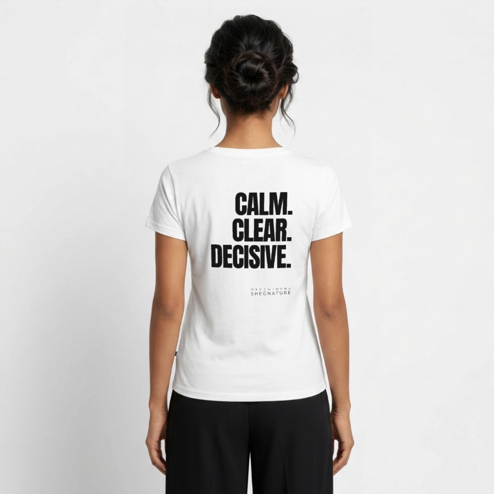 Calm. Clear. Decisive. Bio-T-Shirt mit V-Ausschnitt - Weiß