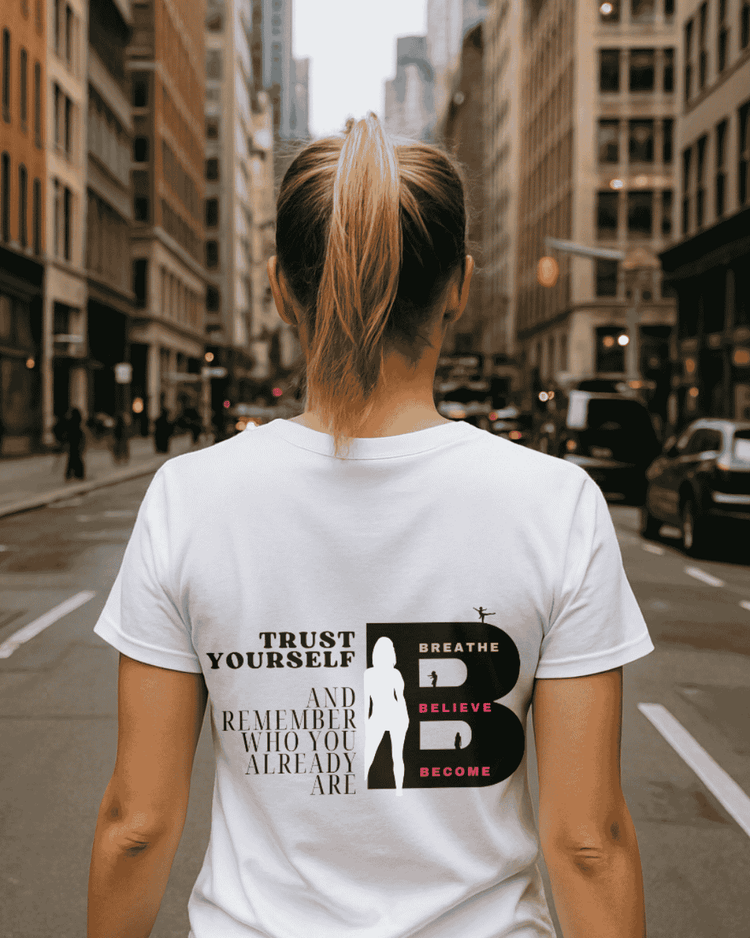 Blonde Frau läuft in urbaner Straße und trägt eine weißes T-Shirt mit dem Rückenprint in schwarz "Soft Tones.Clear Stance." mit Frauensilhouette und großen C.d