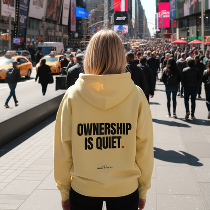 Ownership Is Quiet Hoodie mit Rückenprint für Frauen