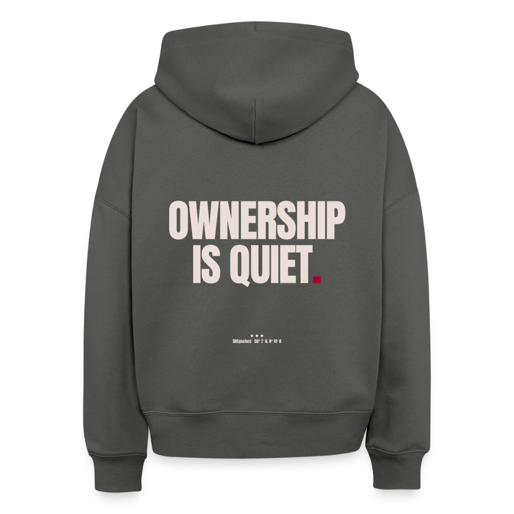 Ownership Is Quiet Hoodie mit Rückenprint für Frauen