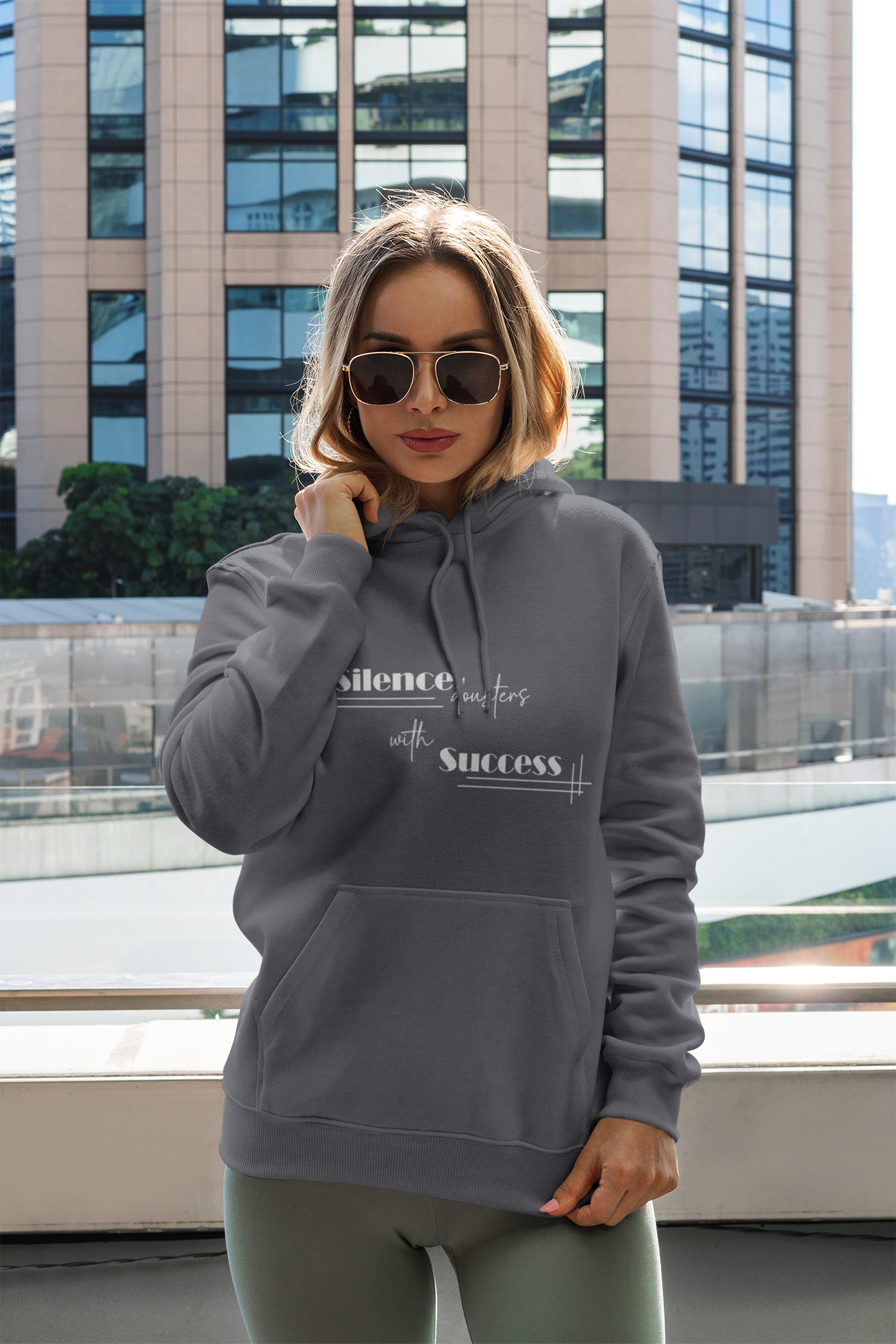 "Silence Doubters with Success" Hoodie – Nachhaltiger Hoodie für Erfolgreiche Businessfrauen