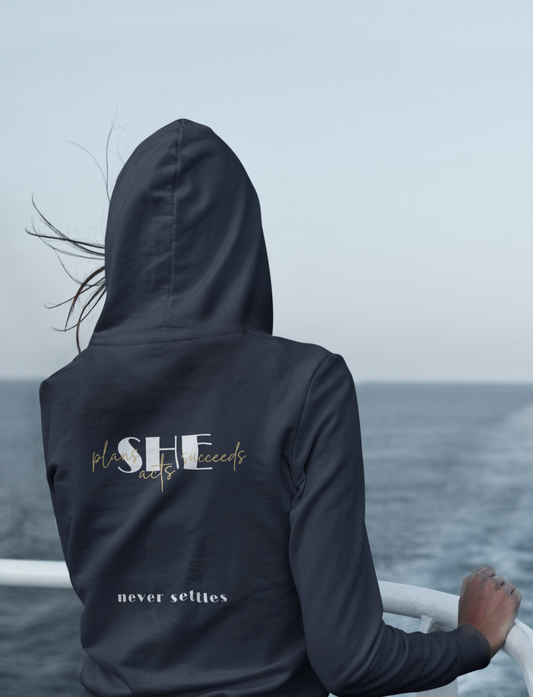 "She Never Settles" Hoodie – Dein Nachhaltiger Erfolgs-Hoodie