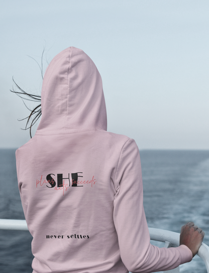 "She Never Settles" Hoodie – Dein Nachhaltiger Erfolgs-Hoodie