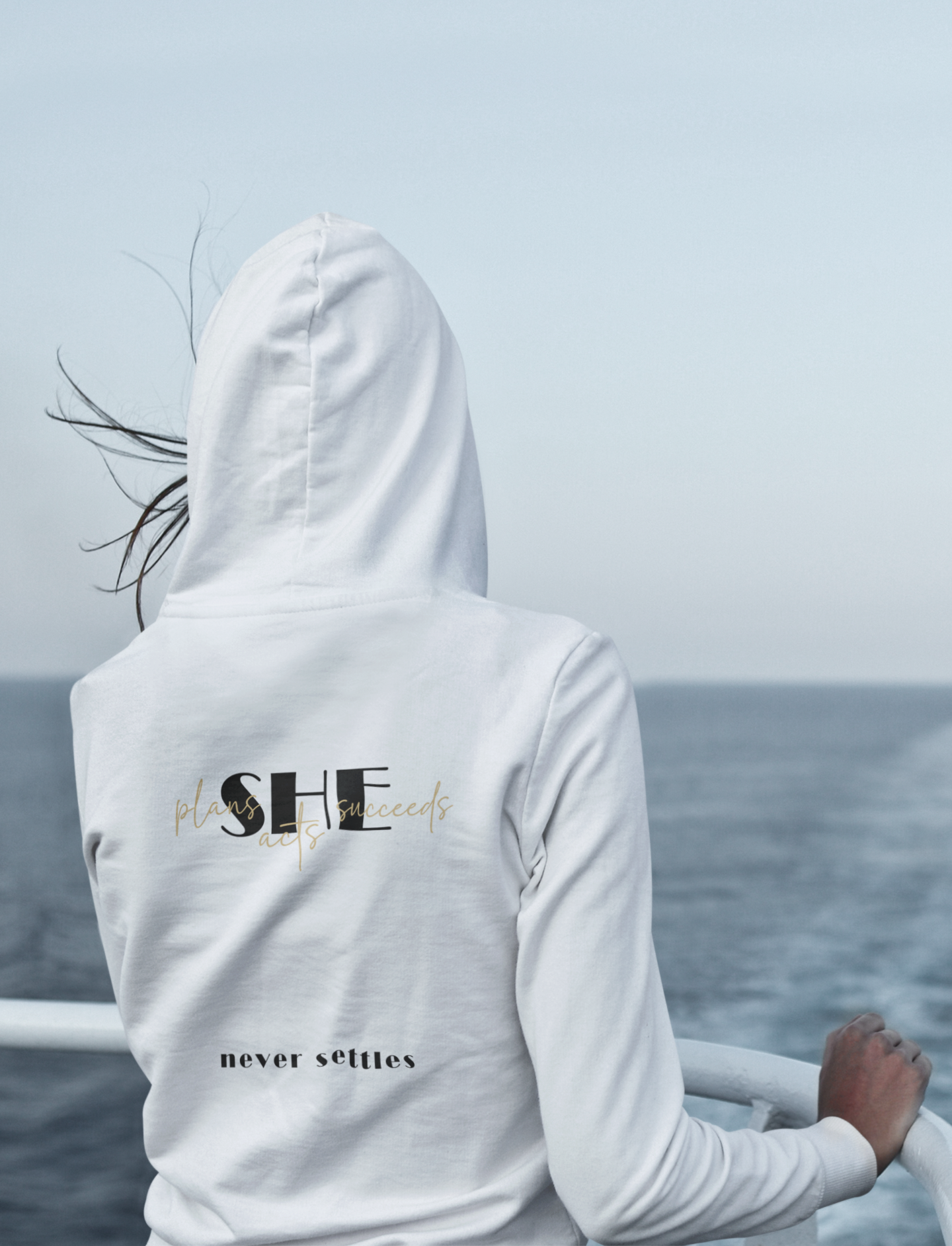 "She Never Settles" Hoodie – Dein Nachhaltiger Erfolgs-Hoodie