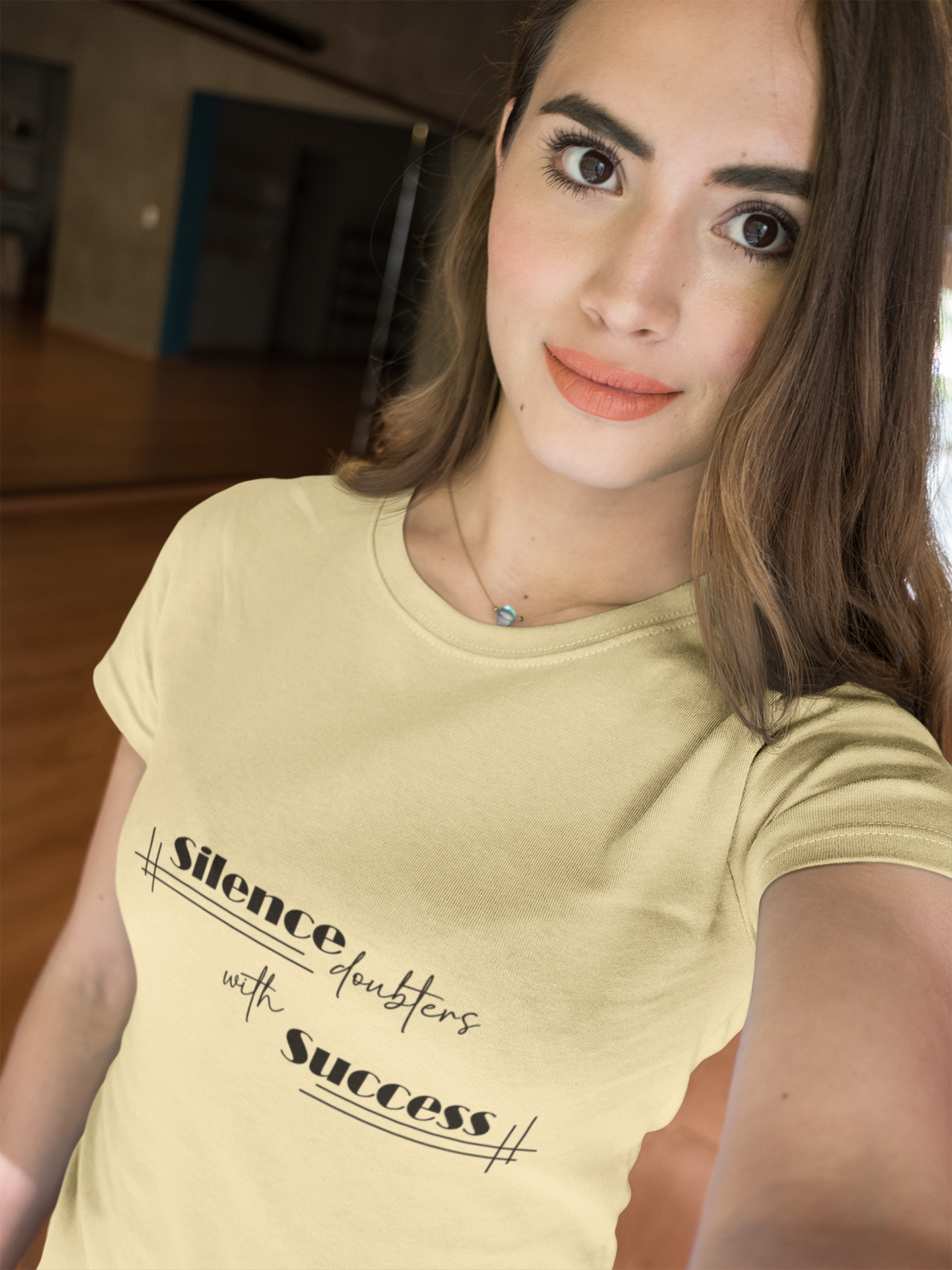 "Silence Doubters with Success" T-Shirt – Nachhaltiges T-Shirt für erfolgreiche Businessfrauen