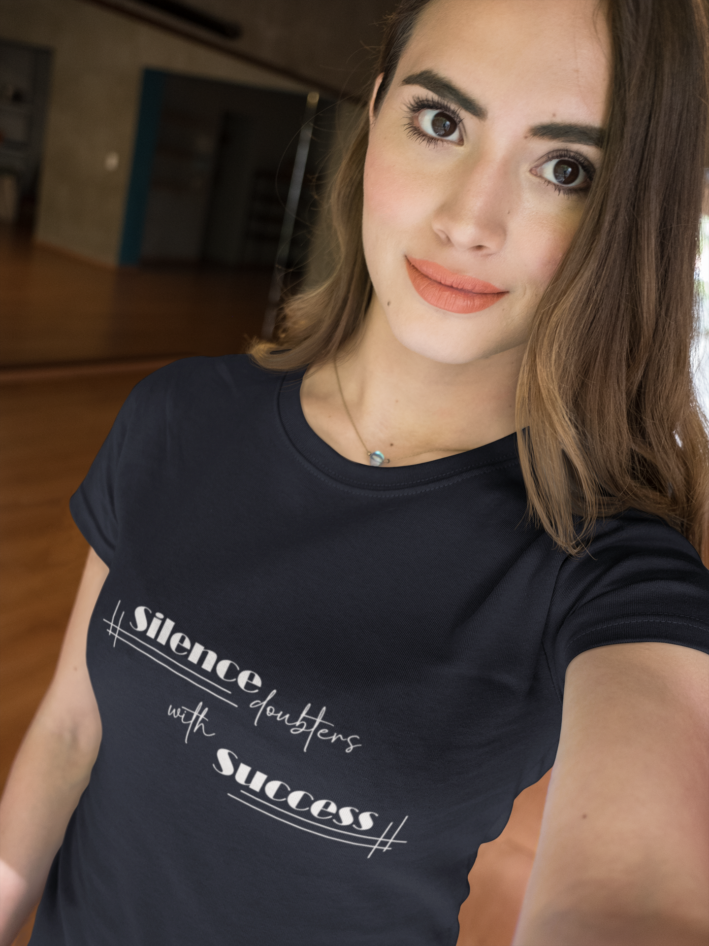 "Silence Doubters with Success" T-Shirt – Nachhaltiges T-Shirt für erfolgreiche Businessfrauen