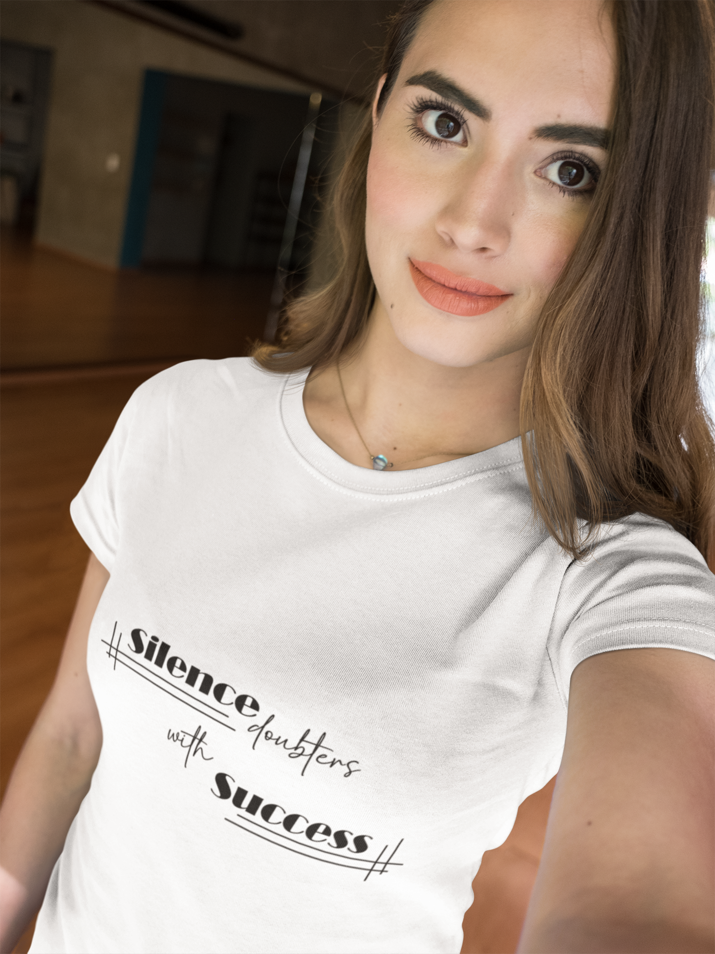 "Silence Doubters with Success" T-Shirt – Nachhaltiges T-Shirt für erfolgreiche Businessfrauen