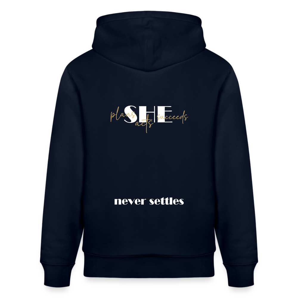 "She Never Settles" Hoodie – Dein Nachhaltiger Erfolgs-Hoodie